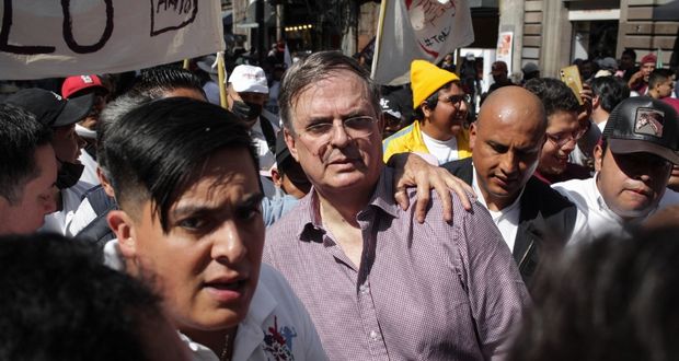 En marcha de la 4T, arrojan objeto a canciller Marcelo Ebrad