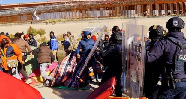 Desalojan campamento de migrantes junto al río Bravo, en Chihuahua