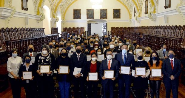 BUAP entrega reconocimientos por antigüedad a personal administrativo y académico con 20 y hasta 50 años de servicio