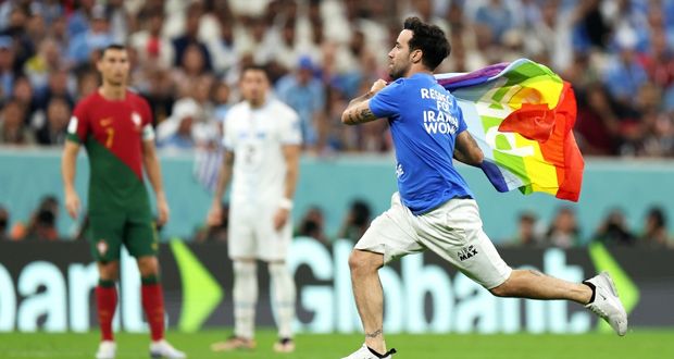 Aficionado invade juego del mundial de Qatar con bandera LGBT+