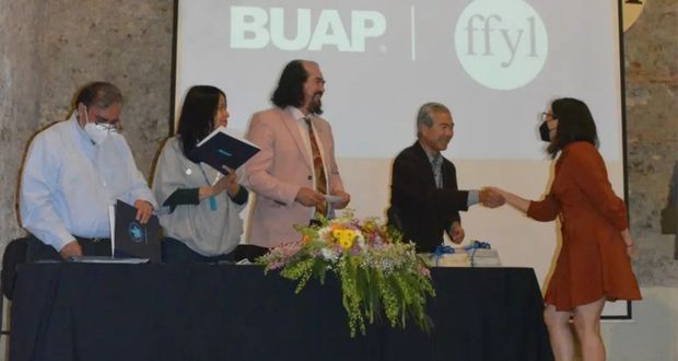 FFyL de BUAP reconoce a 9 egresados por trayectoria y tesis