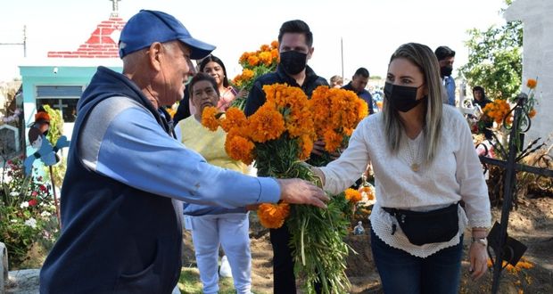 Paola Angón visita los panteones municipales este día de muertos