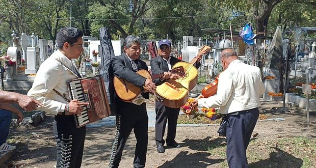 Mariachis acompañan a poblanos a visitar a sus muertos; canción, de $100