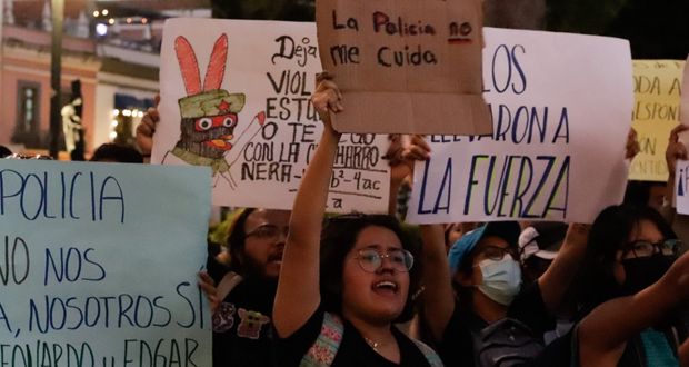 Estudiantes marchan tras detención de alumnos de la BUAP, piden su liberación