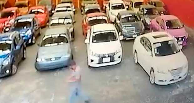 Fingiendo perder boleto, roba auto en estacionamiento del Centro 