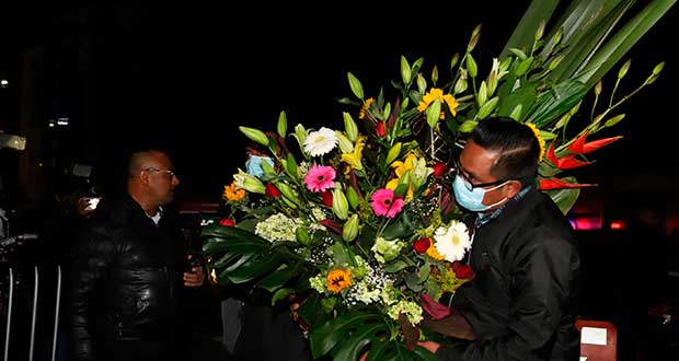 Con flores y música, familia y políticos velan a Miguel Barbosa