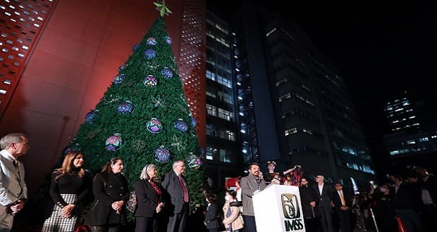 Zoé Robledo encabeza encendido de árbol navideño del IMSS