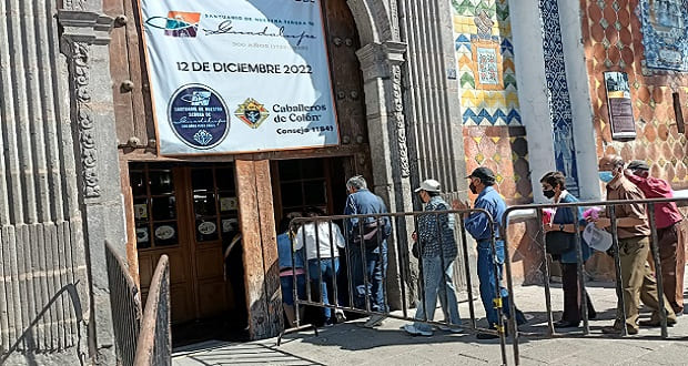 Con velas, flores e imágenes, poblanos acuden a La Villita en Paseo Bravo