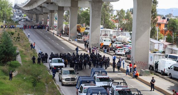 Comerciantes cierran la México Puebla; piden desalojar ambulantes