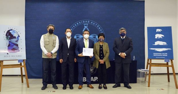 Premia Rectora Lilia Cedillo a ganadores del concurso de cartel “Acción por el clima”