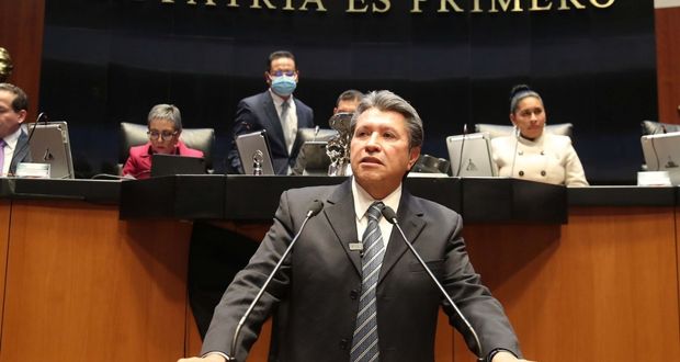 Monreal vota contra reforma electoral y plantea reservas