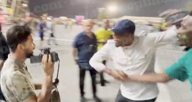 Samuel Eto'o patea a aficionado afuera de un juego del mundial