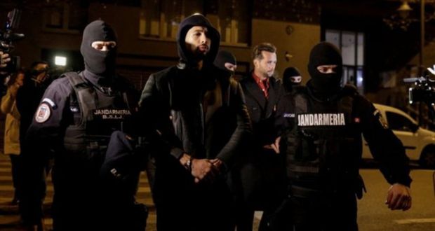 En Rumania, arrestan al influencer Andrew Tate por tráfico de personas
