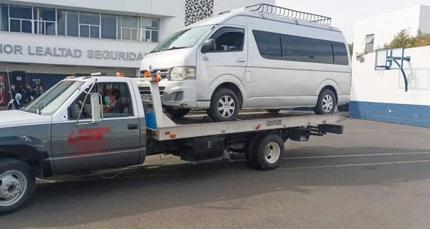 SMT detiene a unidad irregular de transporte turístico en la México-Puebla