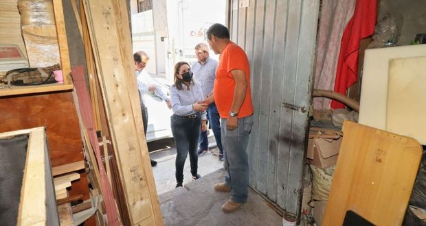 Supervisa Paola Angon calentadores entregados en el barrio de Jesús, para la economía de las familias