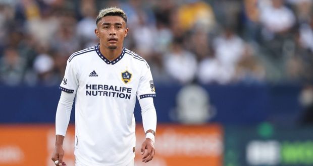 Inscripción a destiempo podría tirar el fichaje de Araujo al Barça