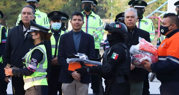 Ayuntamiento entrega uniformes y cámaras a Tránsito y SSC