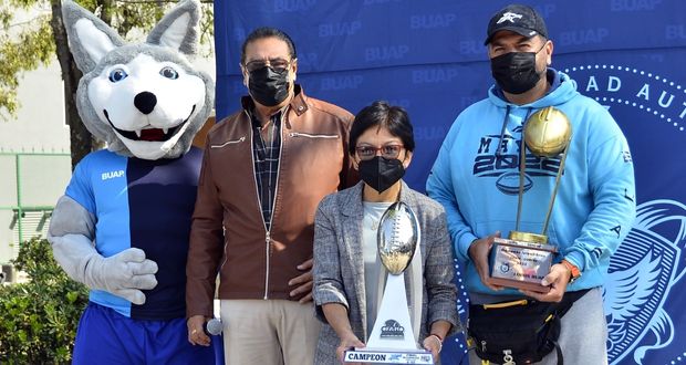 Recibe Rectora Lilia Cedillo placa conmemorativa al noveno lugar logrado por la BUAP en la Universiada Nacional UACJ 2022