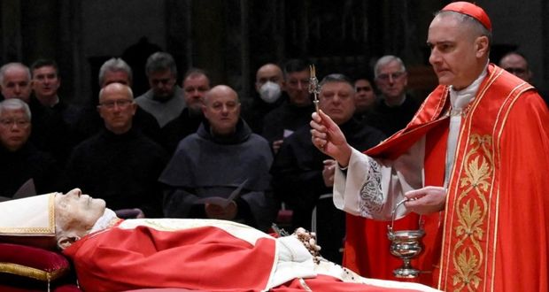 Muerte de Benedicto XVI: miles lo despiden pese a polémica