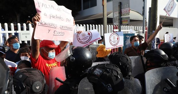 Trabajadores de Issste vuelven a protestar; granaderos los desalojan