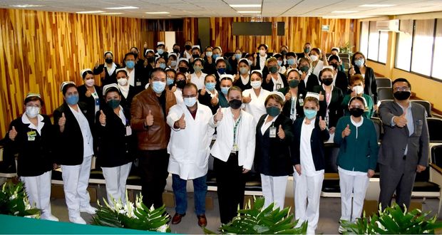 Con ceremonia, IMSS Puebla reconoce labor de personal de enfermería