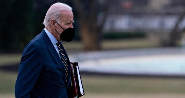 Hallan documentos clasificados en casa de Biden; fiscal investiga