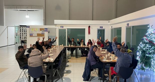 Celebran con cena el fin de año en el dormitorio municipal del SMDIF Puebla