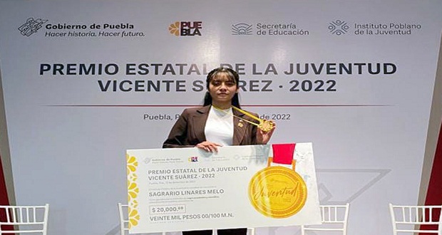 Estudiante de BUAP recibe Premio Estatal de la Juventud 2022