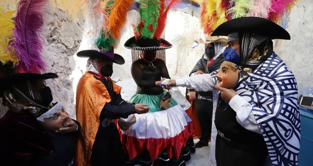 Huehues invierten de 25 mil a 70 mil pesos en trajes; capas, lo más costoso