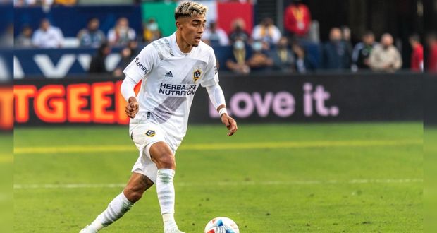 FIFA le niega al Barcelona fichaje del mexicano Julián Araujo