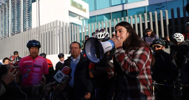 Ciclistas exigen ley de movilidad segura; colocan primera bicicleta blanca