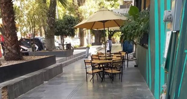 Por programa piloto, hay mesas en banquetas de restaurantes en avenida Juárez