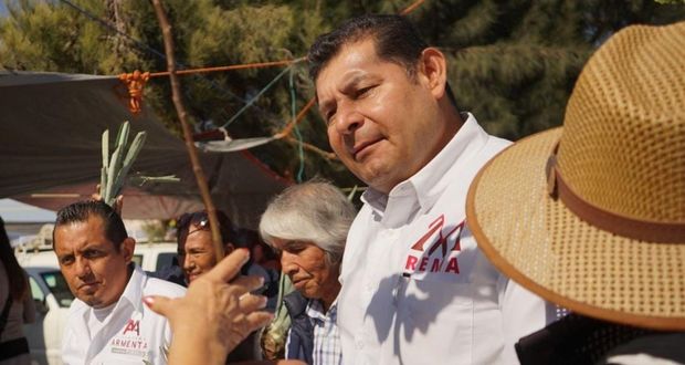Armenta entrega 200 plantas de maguey en El Moralillo, Tepexi