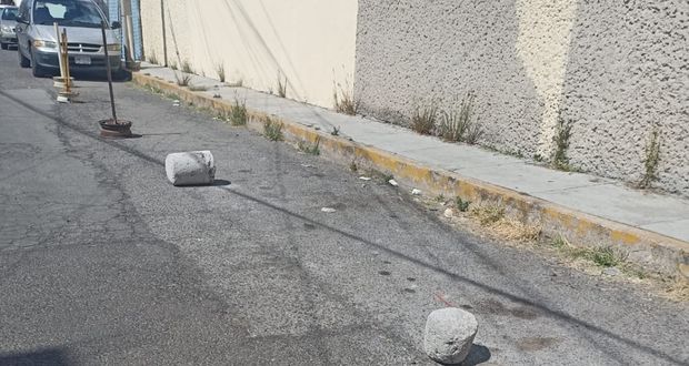 Persisten apartado de lugares por franeleros en calles que van a hospital de Issstep