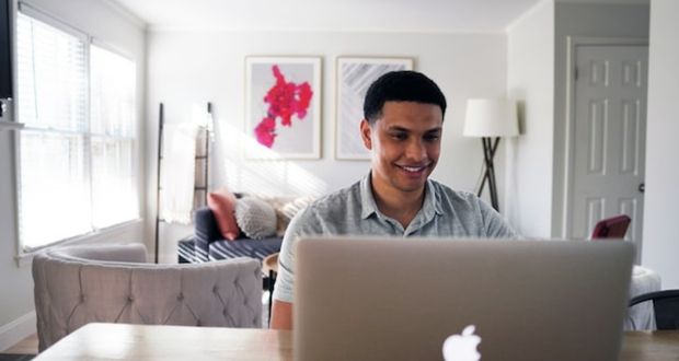 ¿Qué tan accesible es estudiar una licenciatura en línea?