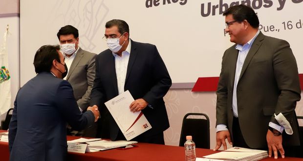 Céspedes entrega 181 títulos de propiedad de programa de regularizar predios