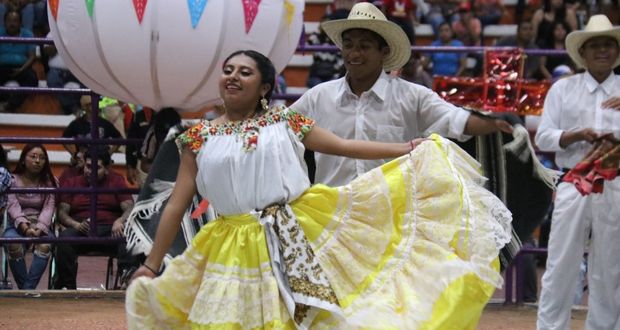 Comparsas de Guelaguetza dan espectáculo en Feria de Tecomatlán