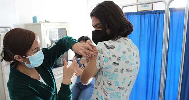 BUAP e IMSS aplican 10 mil vacunas para proteger a universitarios 