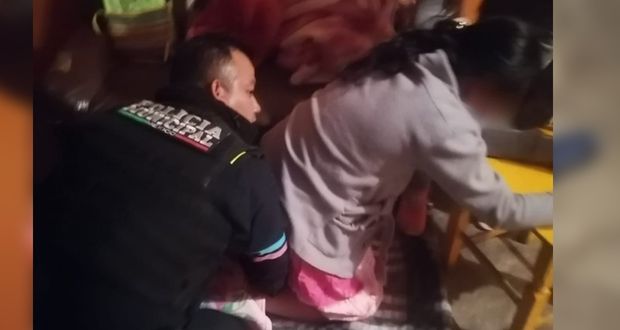 Policías auxilian a mujer en labor de parto en Puebla capital