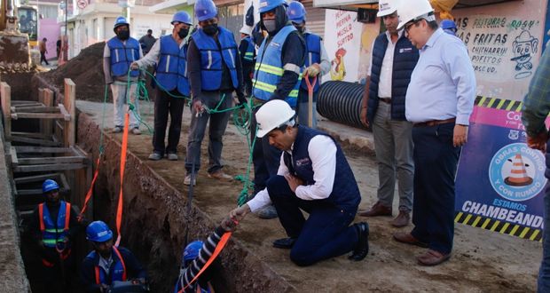 Edil supervisa ampliación de colector sanitario de Xochimehuacan