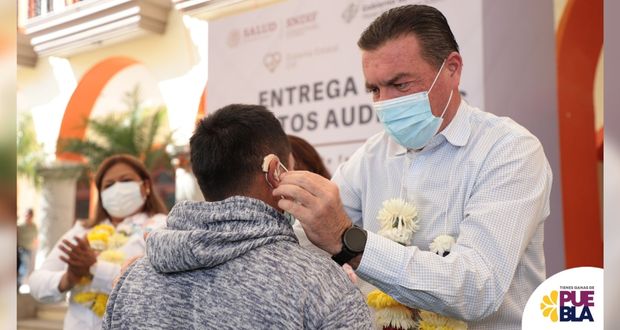 En Ajalpan, Sedif entrega 89 aparatos auditivos a personas vulnerables