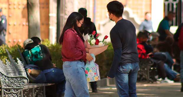 En Día del Amor, poblanos gastan hasta mil pesos en regalos 