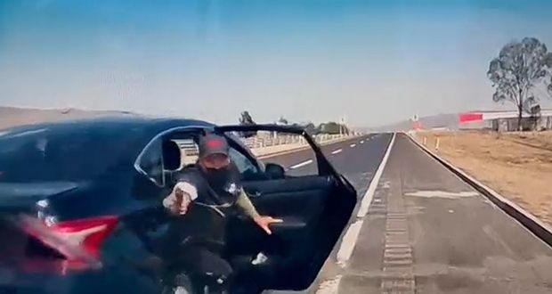 Delincuentes asaltan a automovilista en Arco Norte; quedan grabados