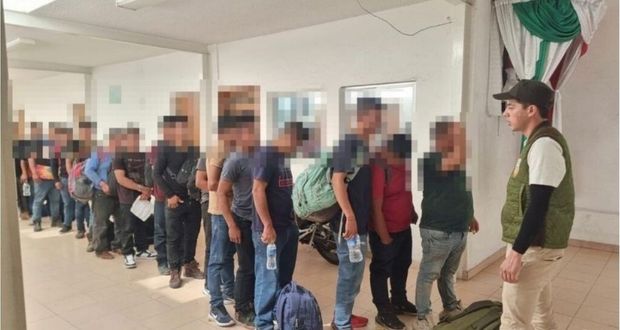 INM encuentra a 136 migrantes dentro de caja de camión en Acajete, Puebla