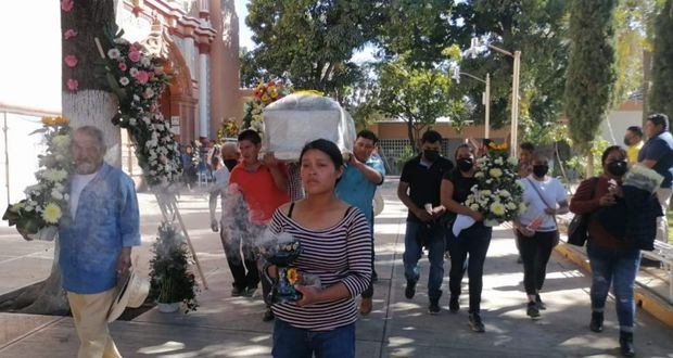 En Coxcatlán, dan último adiós a poblanos fallecidos en Sonora