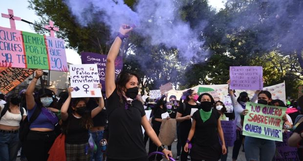 Burócratas de Puebla podrán ir a marcha del 8M; IP va por reducir jornada