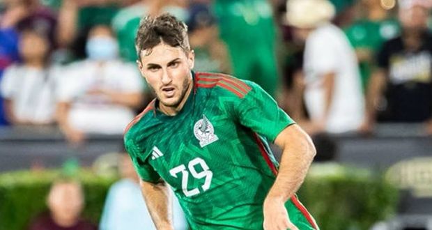 Santiago Giménez pone en duda su debut en Champions por lesión