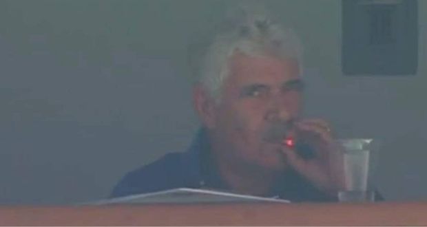 “Tuca” fuma en el Estadio Azteca y Cofepris le llama la atención