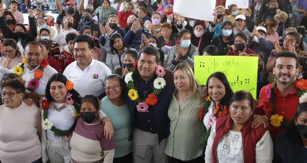 Gobierno de Puebla entrega apoyos de Bienestar a colonia SNTE