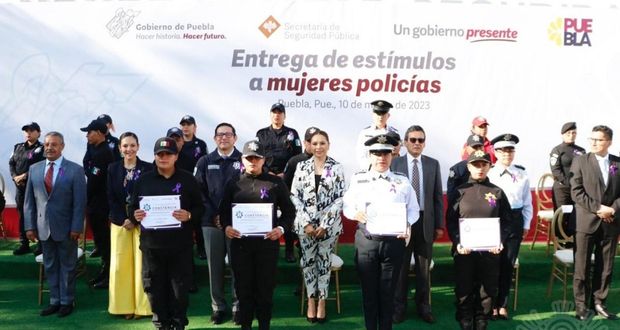 Gobierno de Puebla entrega estímulos a mujeres de Policía Estatal